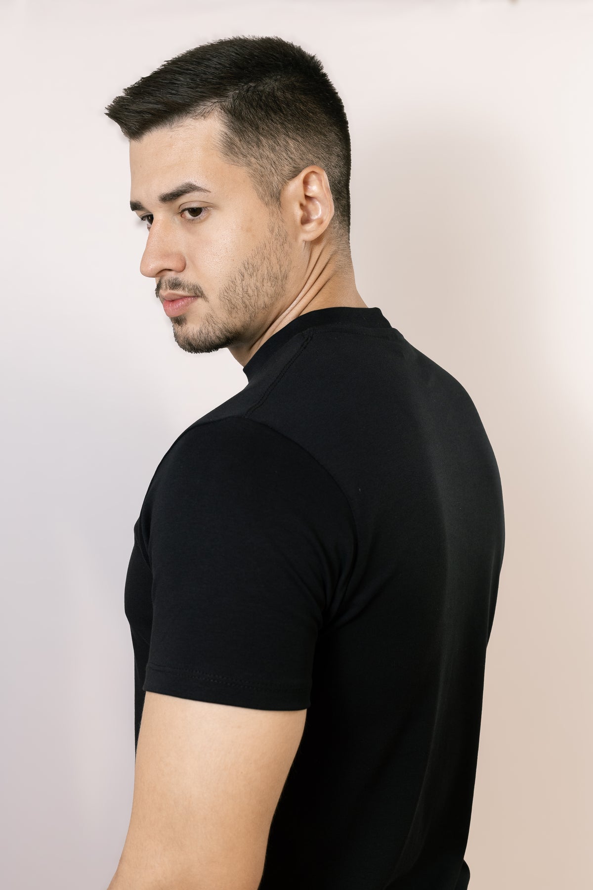 Camiseta Gola Alta Masculina Preta - Suedine mais grosso 250 g/m²