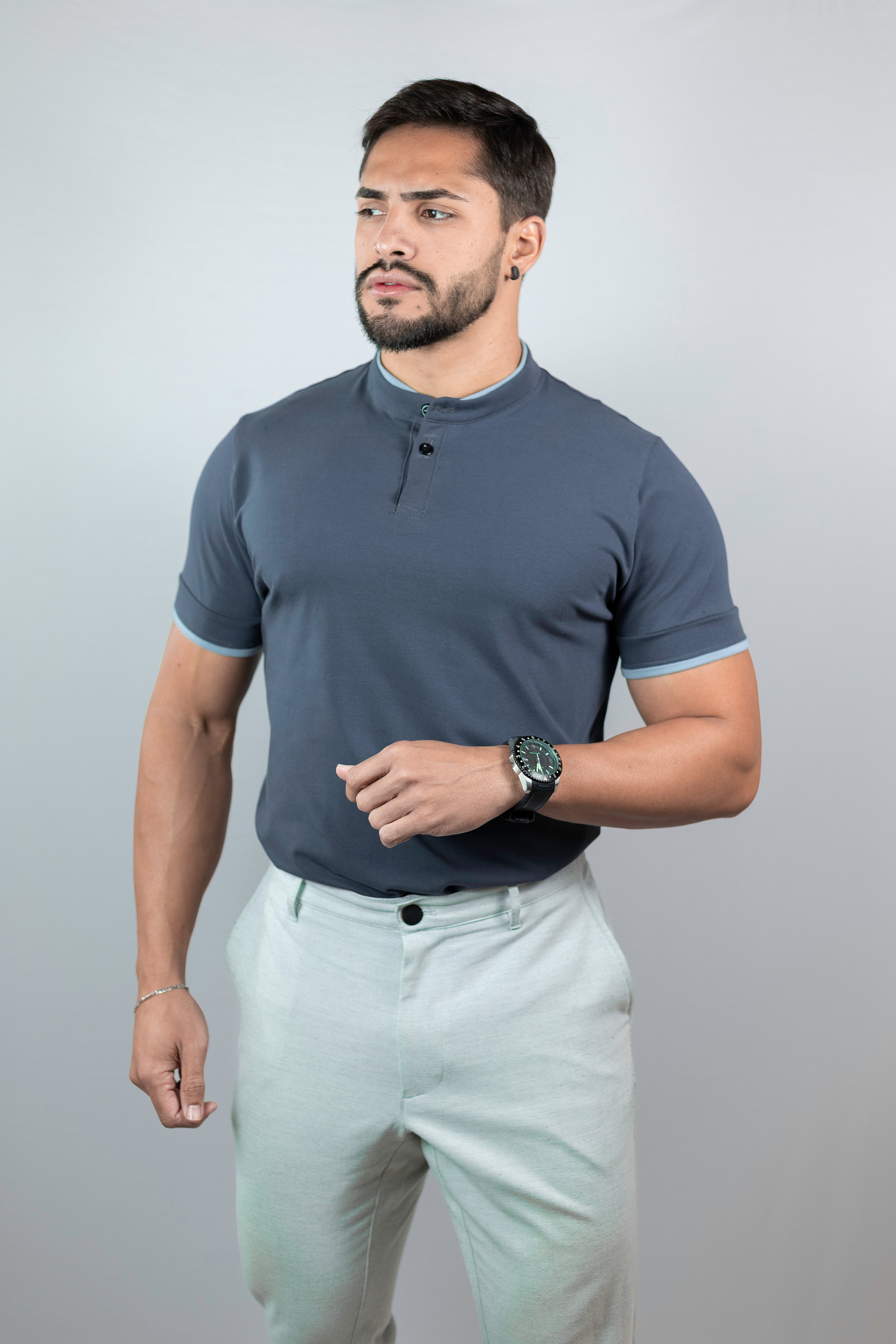 Camiseta Henley cinza com detalhes em azul bebe (gola padre) - Algodão Egípcio