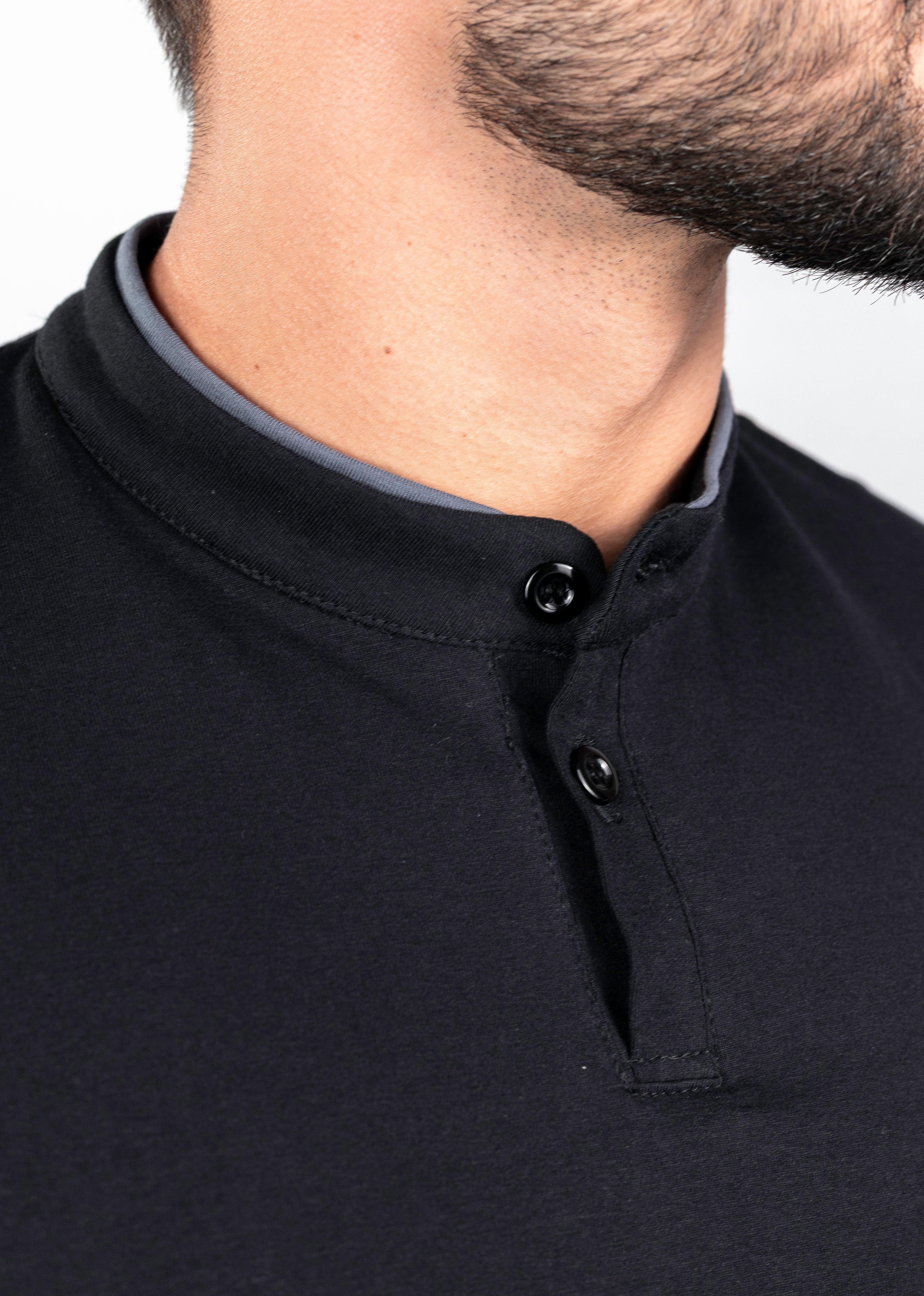 Camiseta Henley preta com detalhes em cinza (gola padre) - Algodão Egípcio