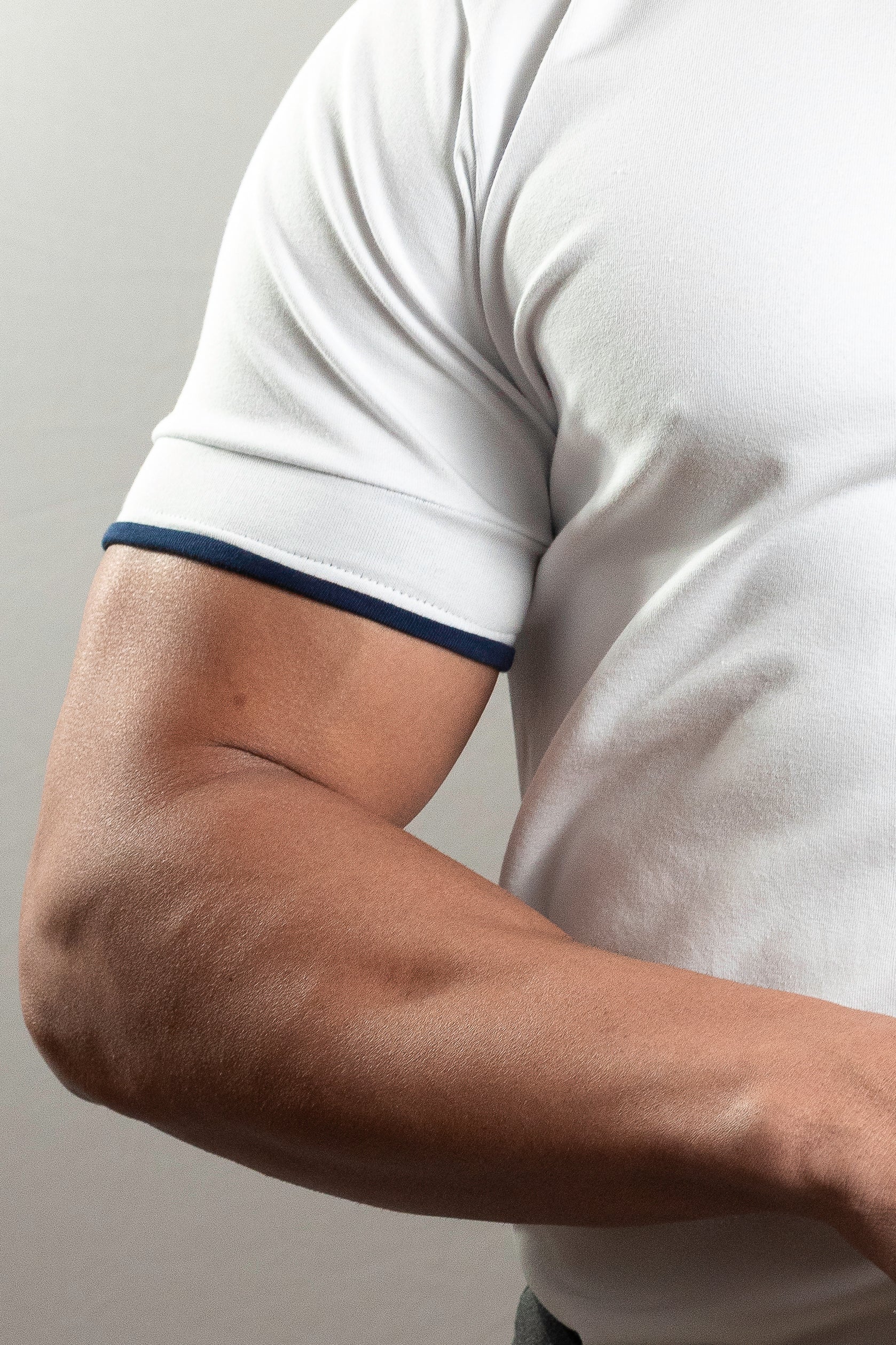 Camiseta Henley branca com detalhes em azul marinho (gola padre) - Algodão Egípcio