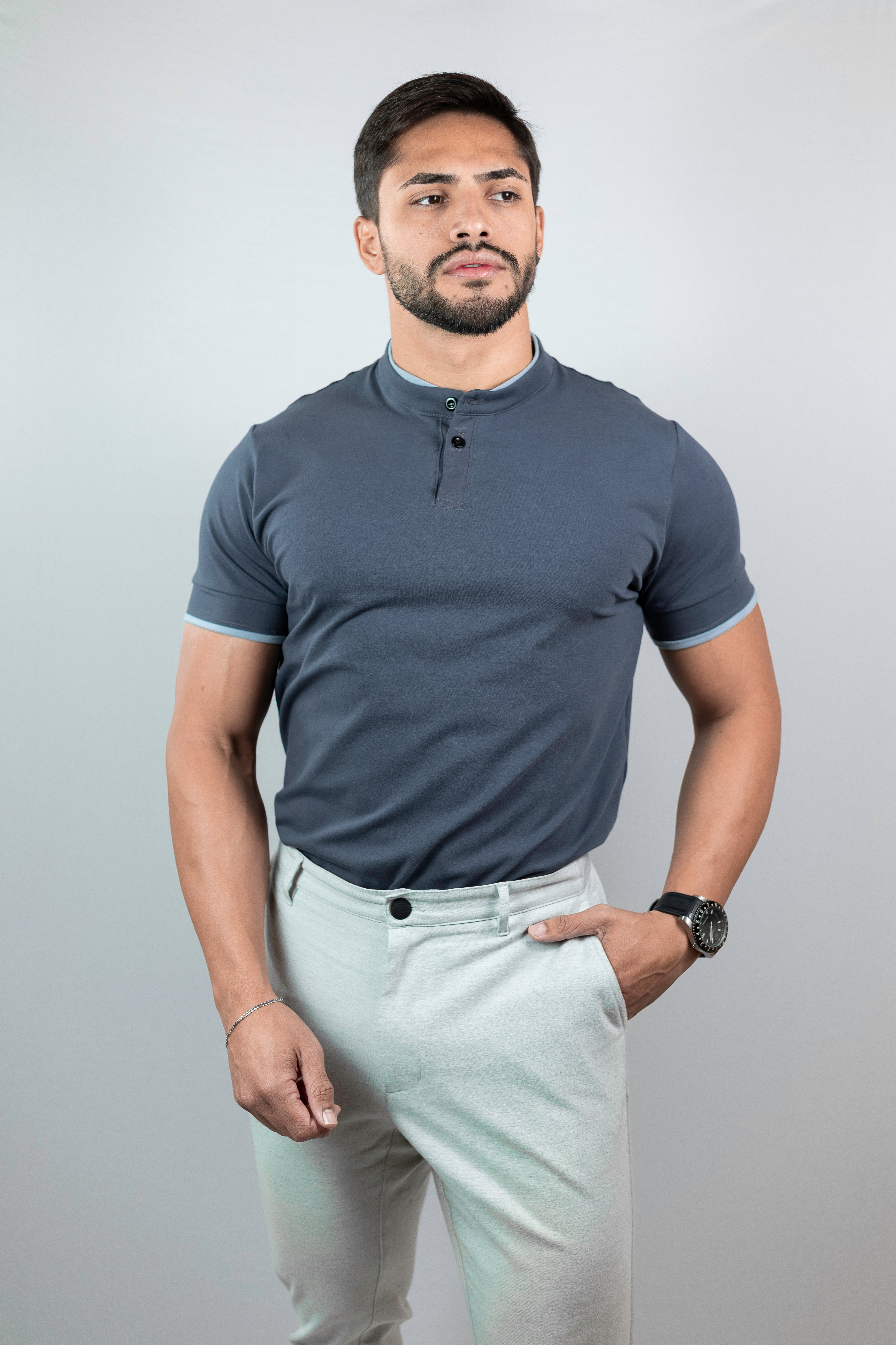 Camiseta Henley cinza com detalhes em azul bebe (gola padre) - Algodão Egípcio
