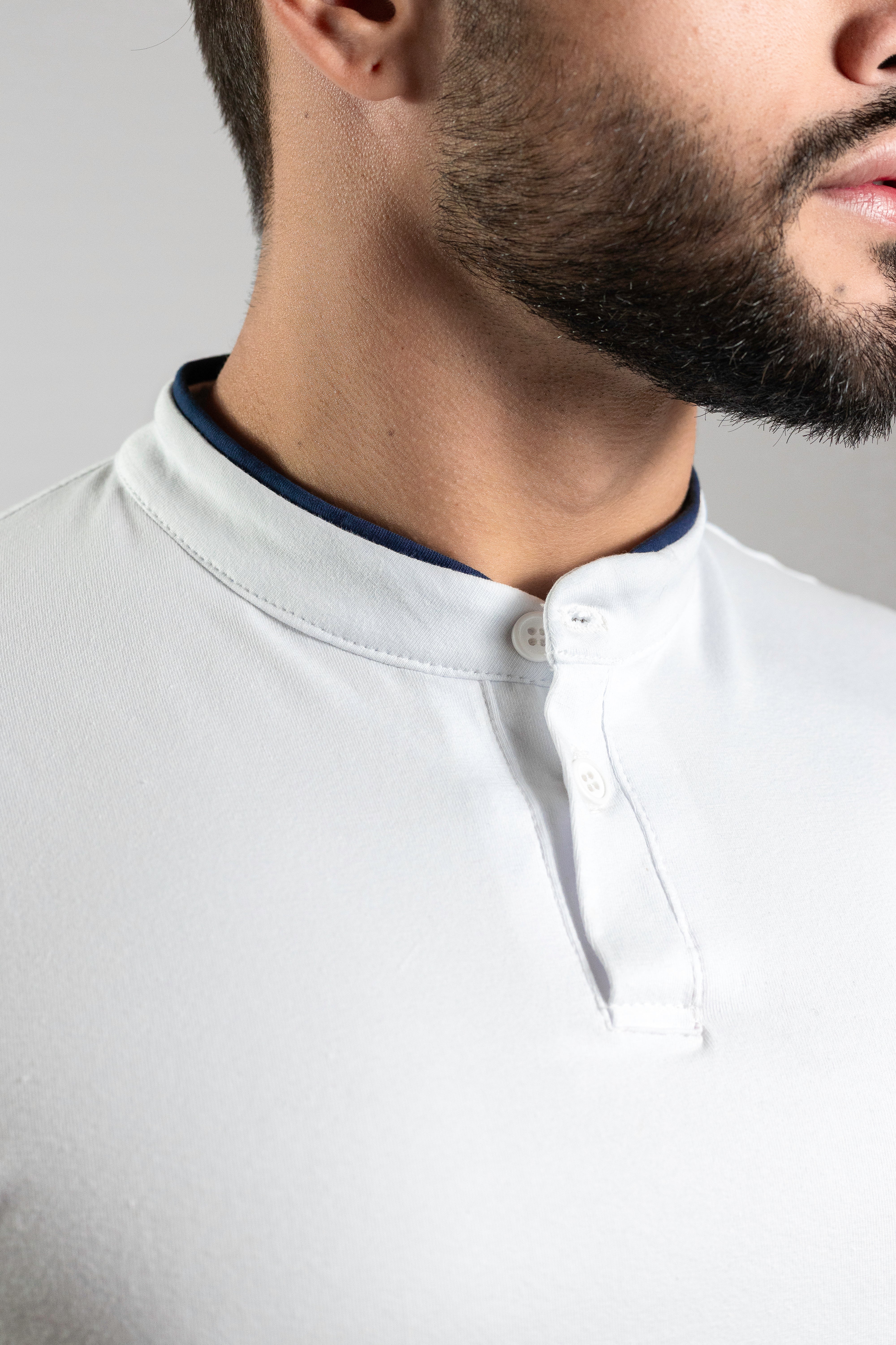 Camiseta Henley branca com detalhes em azul marinho (gola padre) - Algodão Egípcio
