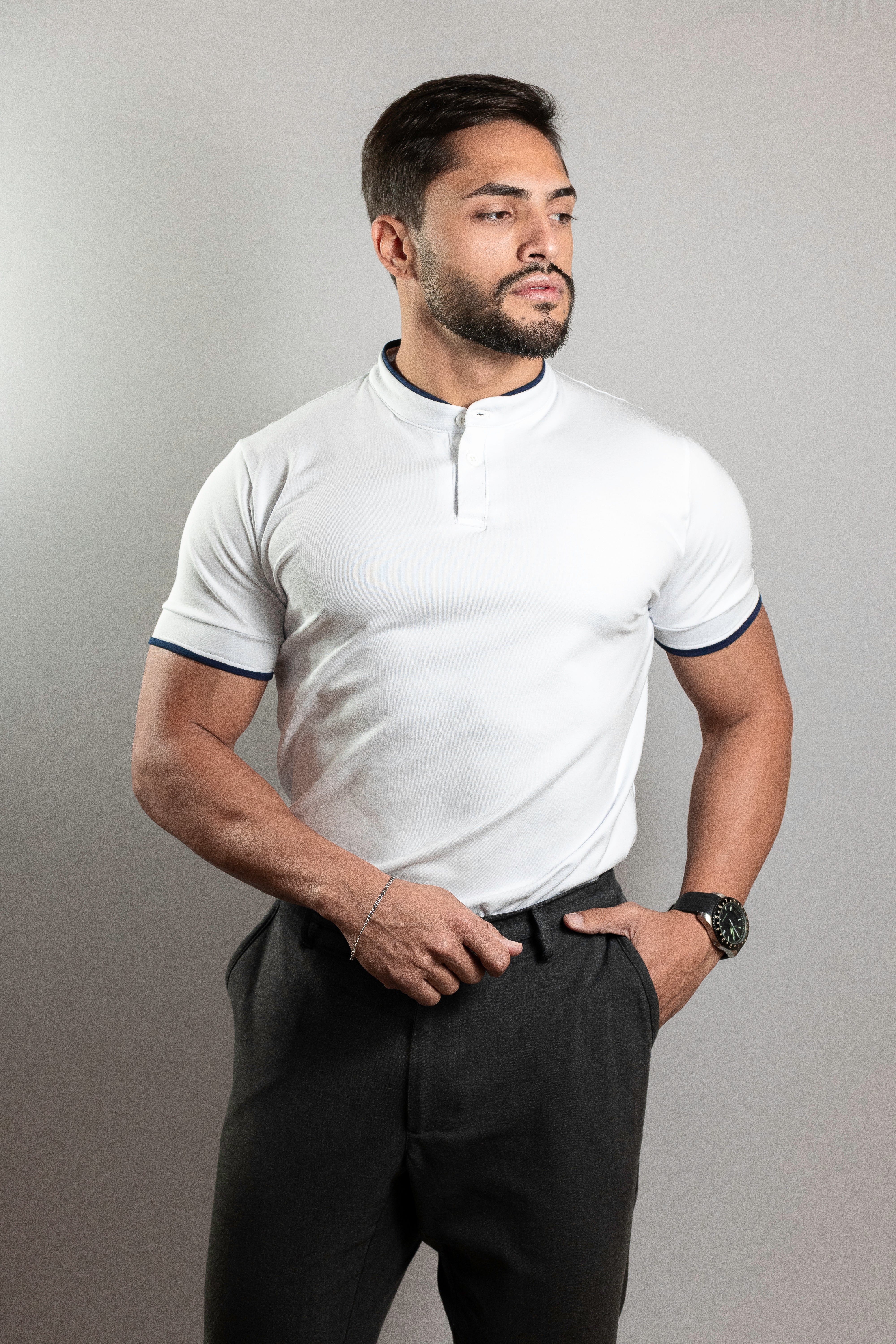Camiseta Henley branca com detalhes em azul marinho (gola padre) - Algodão Egípcio