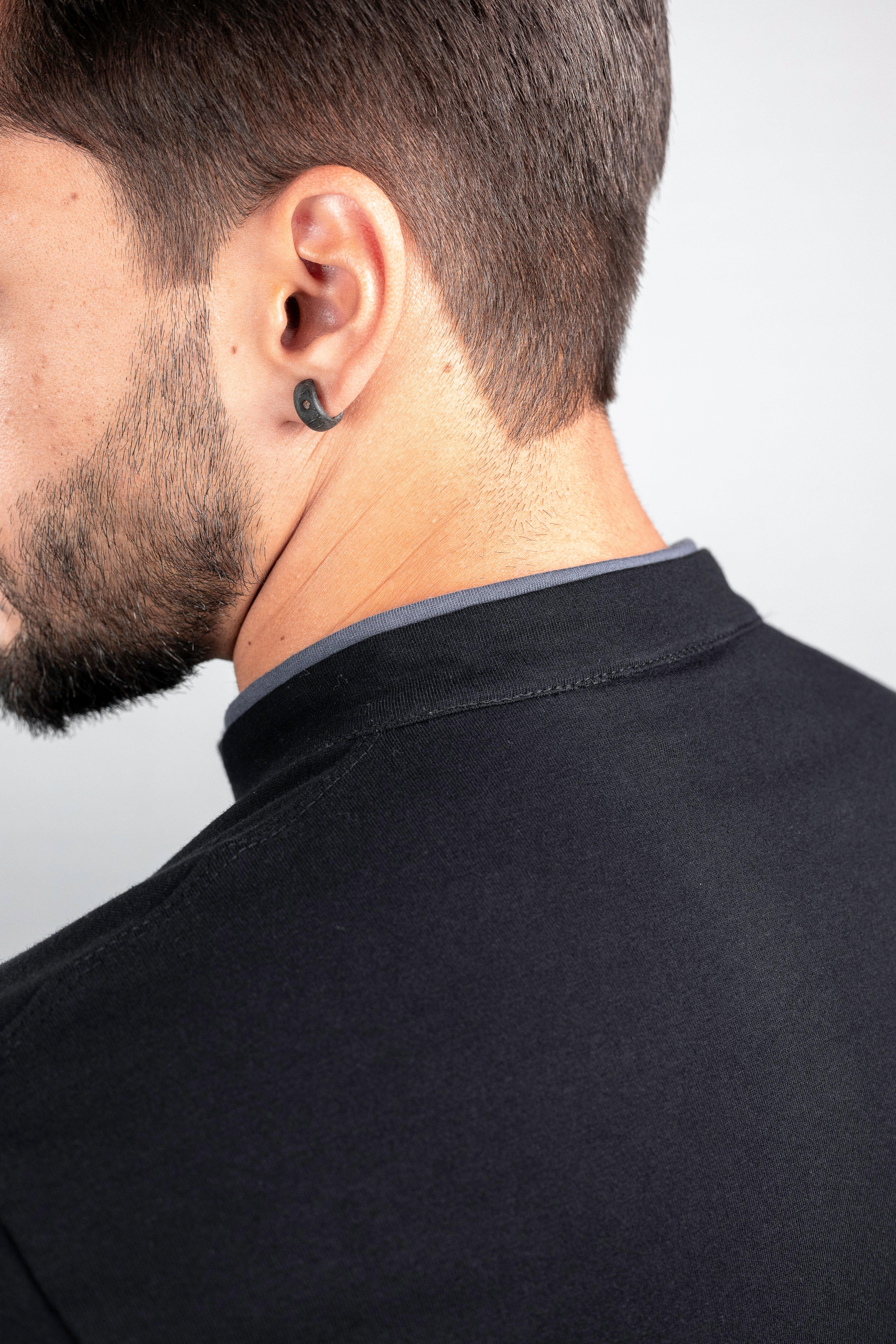 Camiseta Henley preta com detalhes em cinza (gola padre) - Algodão Egípcio
