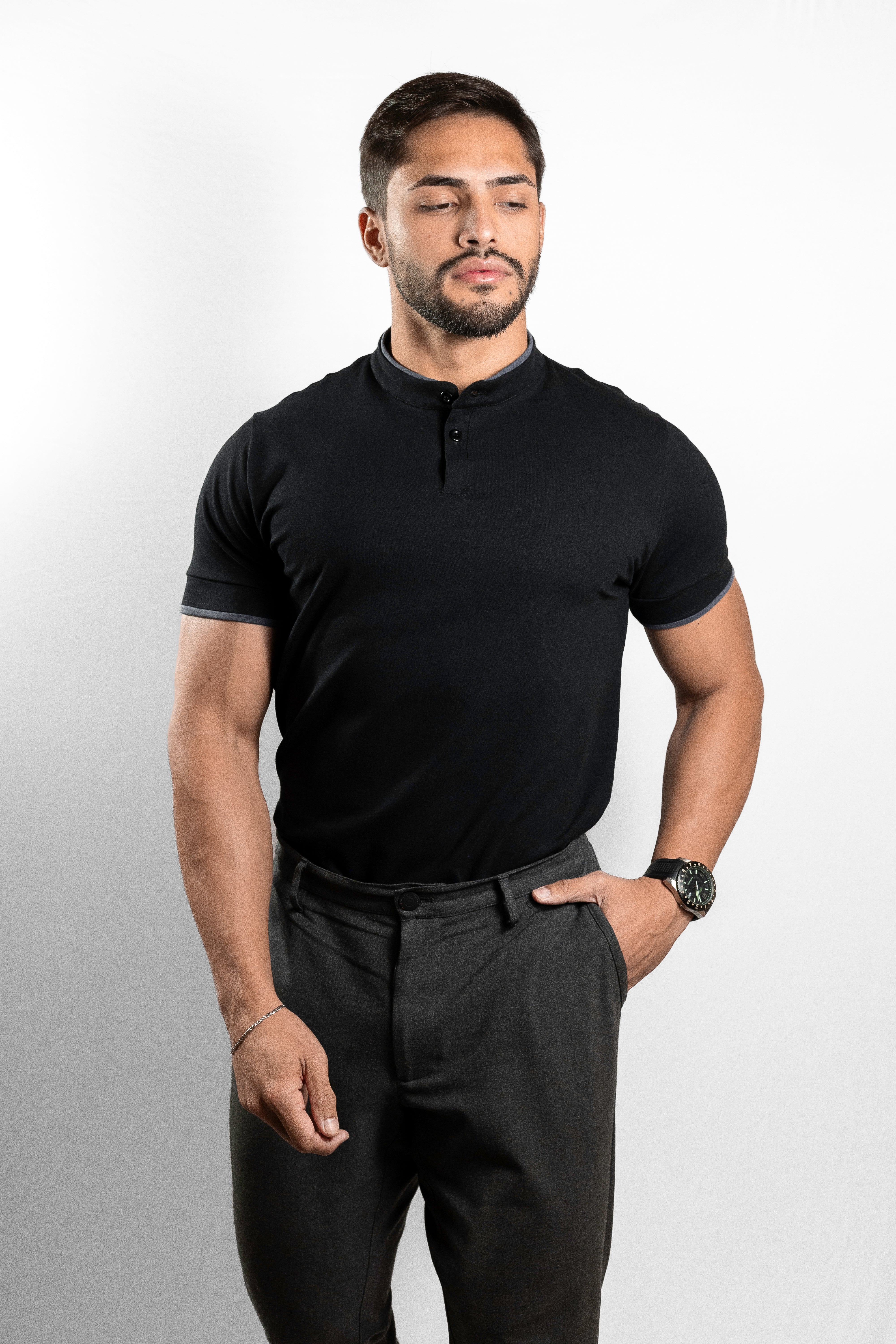 Camiseta Henley preta com detalhes em cinza (gola padre) - Algodão Egípcio