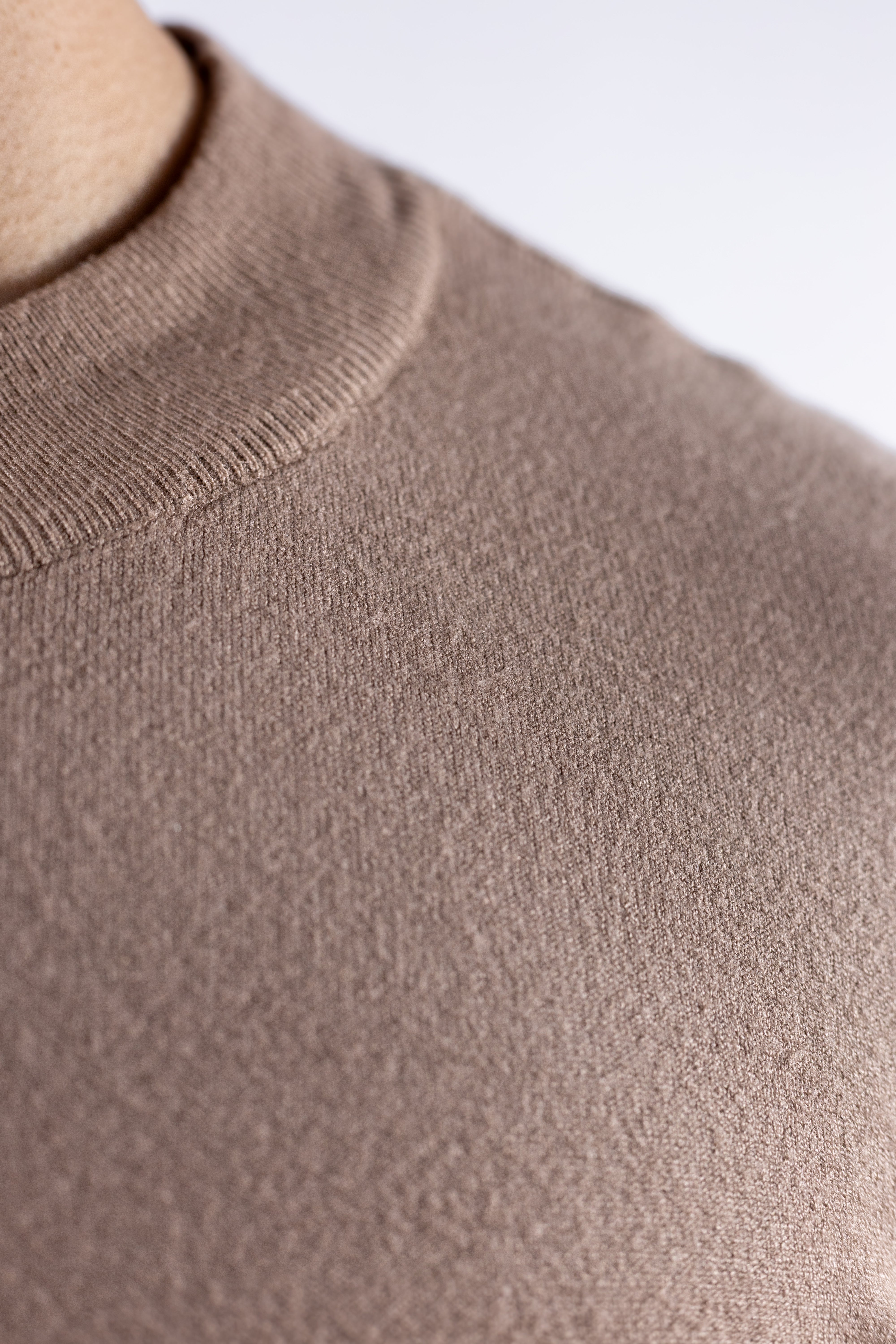 Sueter Tricot masculino gola redonda Bege com toque cashmere