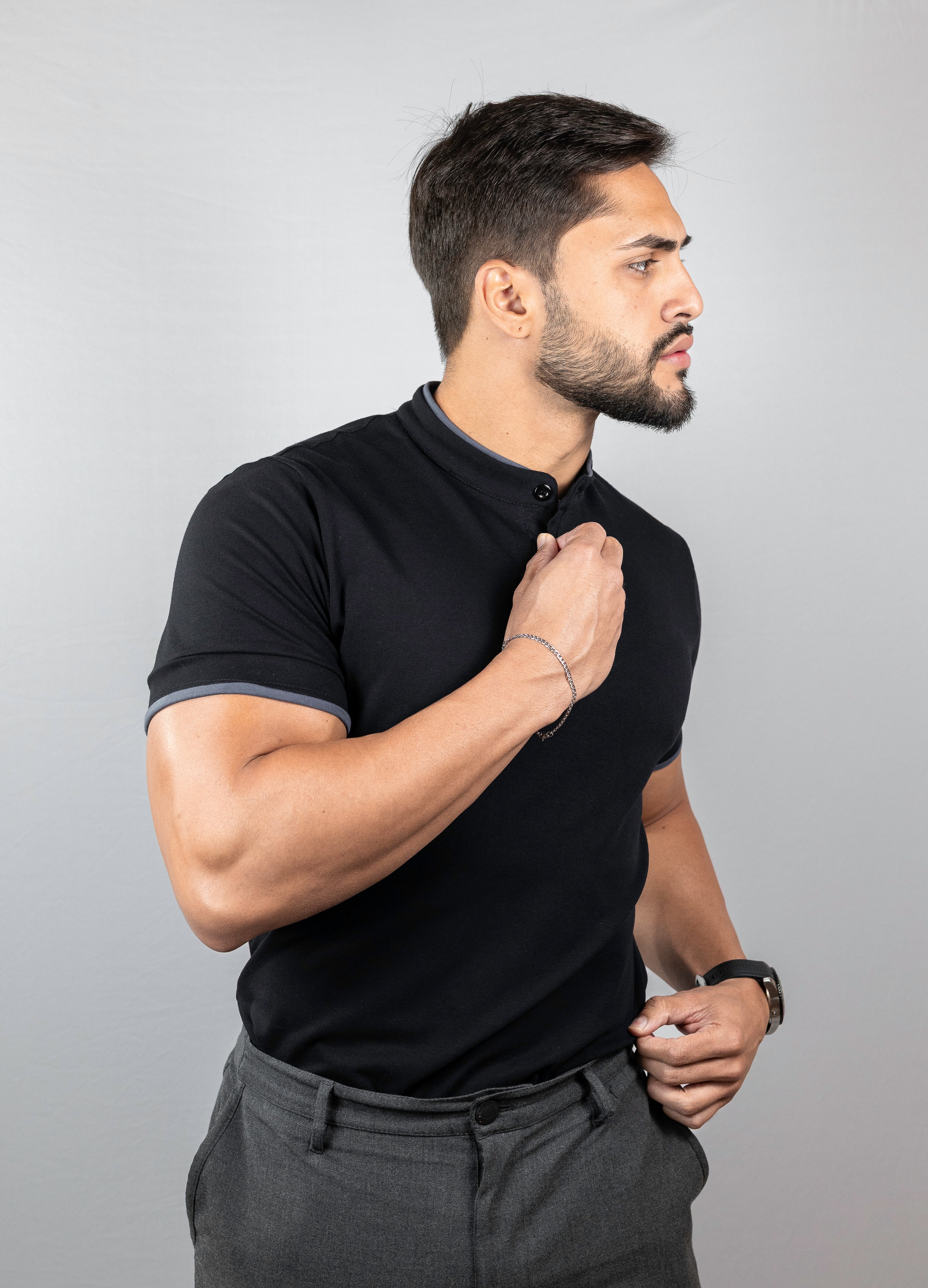 Camiseta Henley preta com detalhes em cinza (gola padre) - Algodão Egípcio