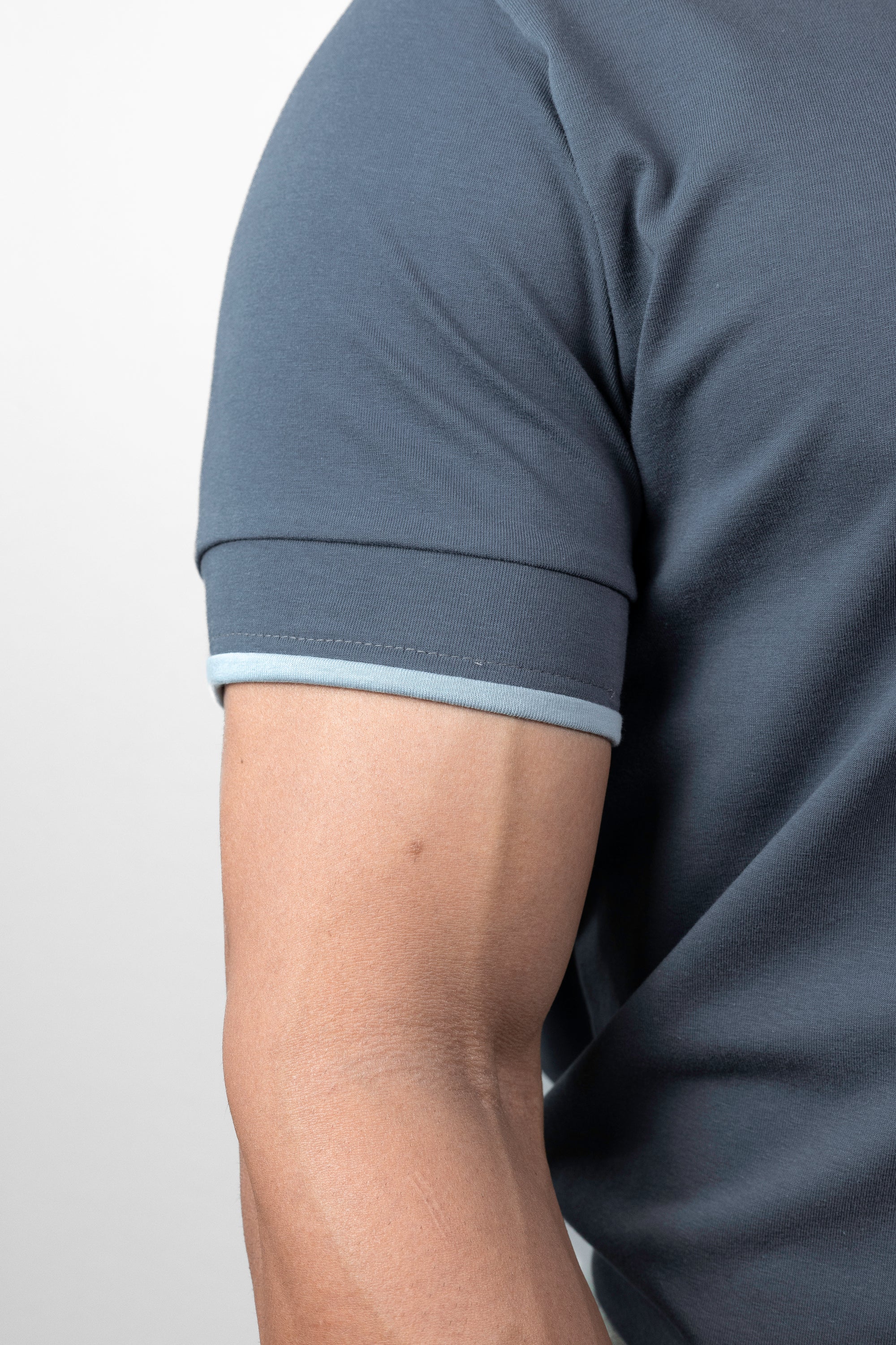 Camiseta Henley cinza com detalhes em azul bebe (gola padre) - Algodão Egípcio