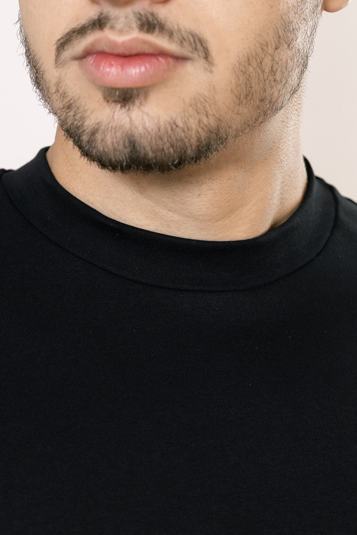 Camiseta Gola Alta Masculina Preta - Suedine mais grosso 250 g/m²