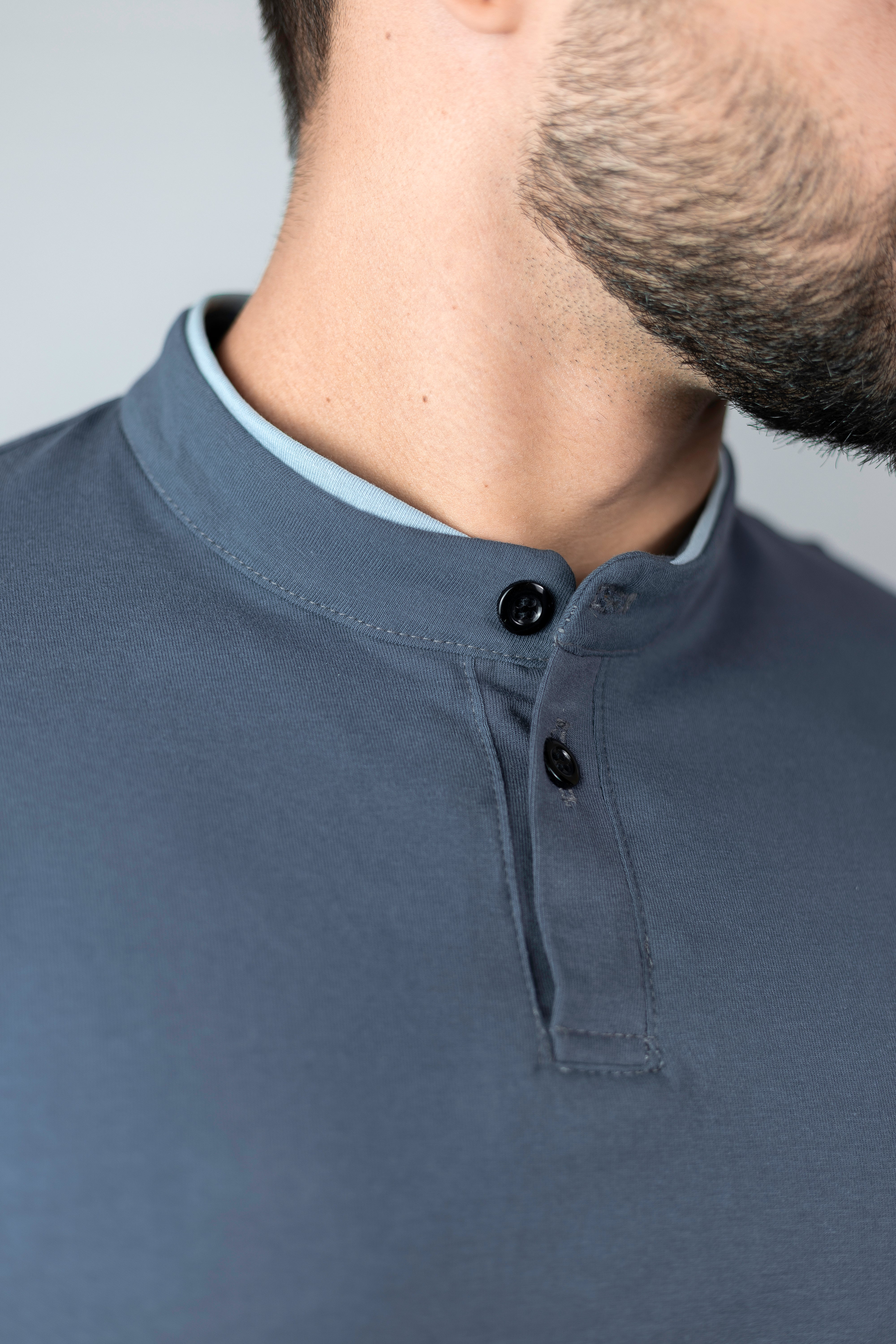 Camiseta Henley cinza com detalhes em azul bebe (gola padre) - Algodão Egípcio