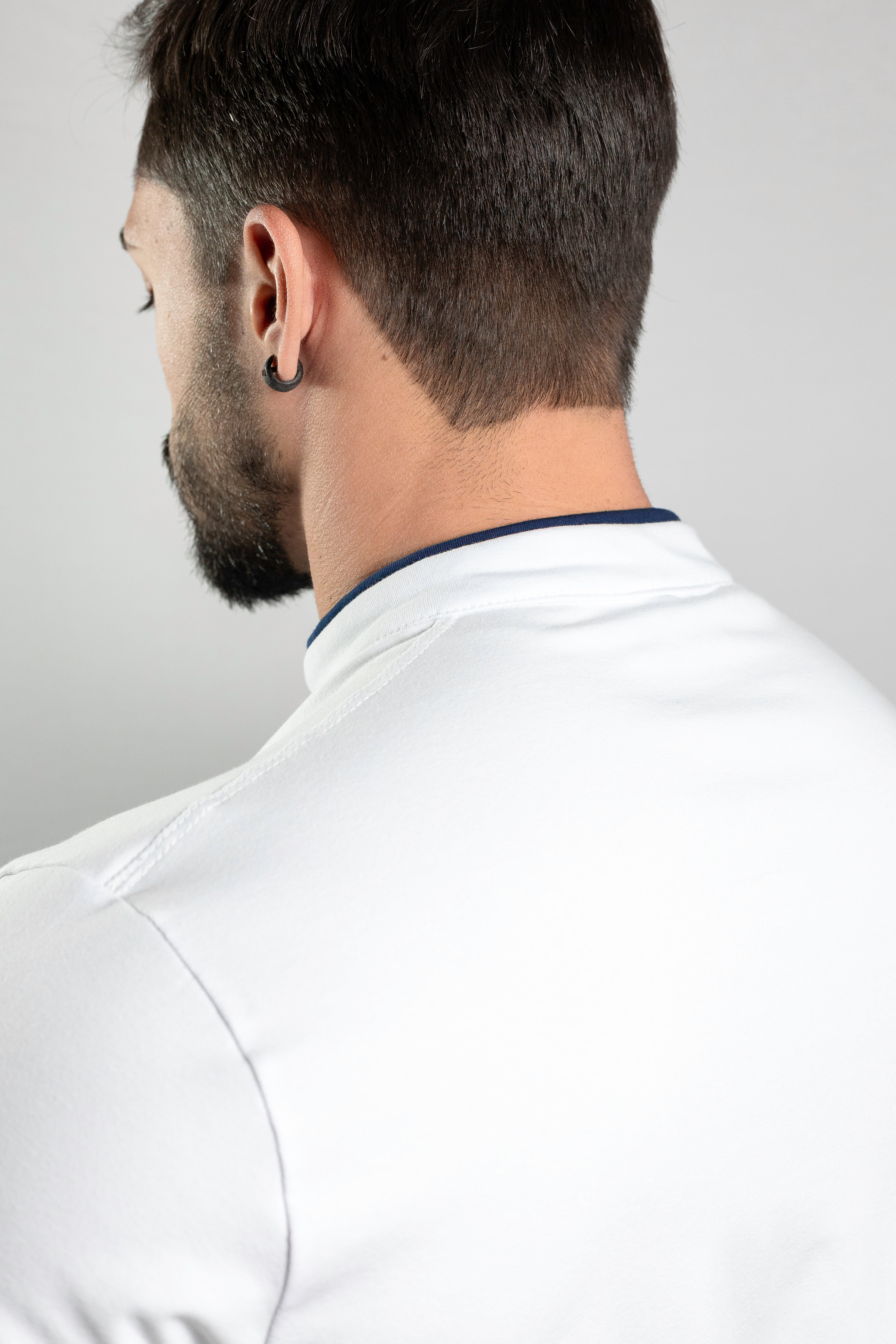 Camiseta Henley branca com detalhes em azul marinho (gola padre) - Algodão Egípcio