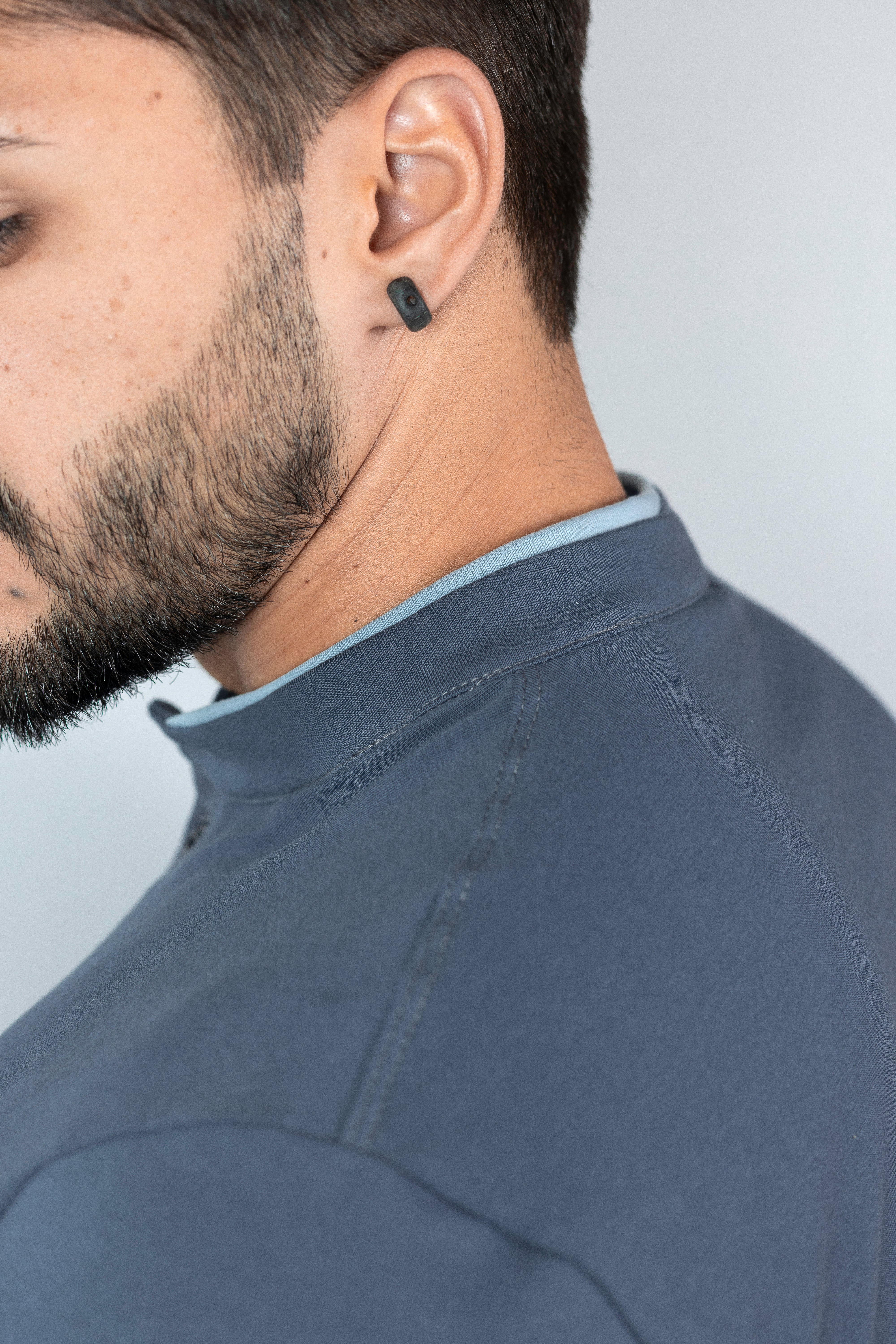Camiseta Henley cinza com detalhes em azul bebe (gola padre) - Algodão Egípcio