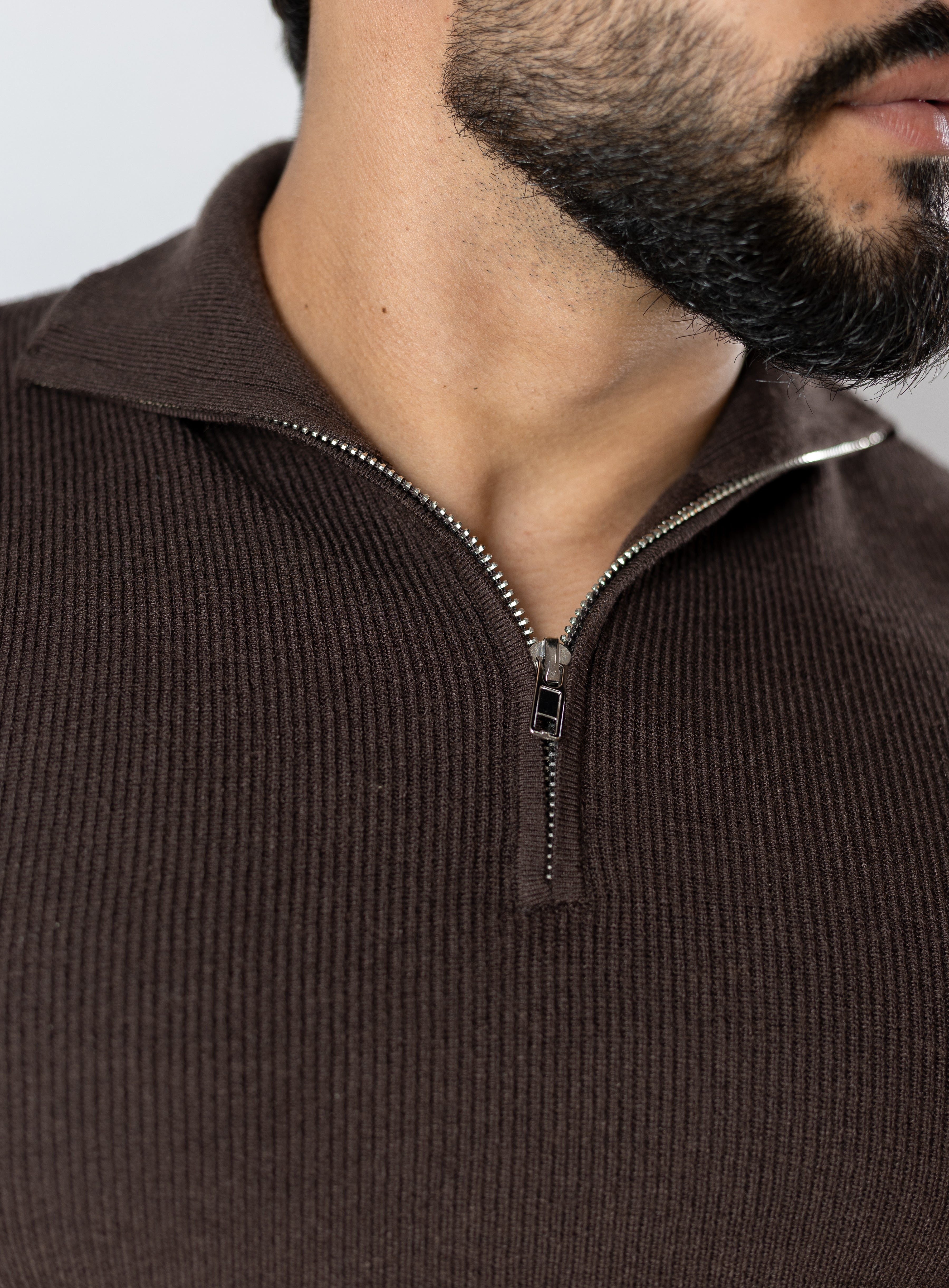 Blusa de Tricot Masculina com Zíper e Gola Alta Marrom Casual