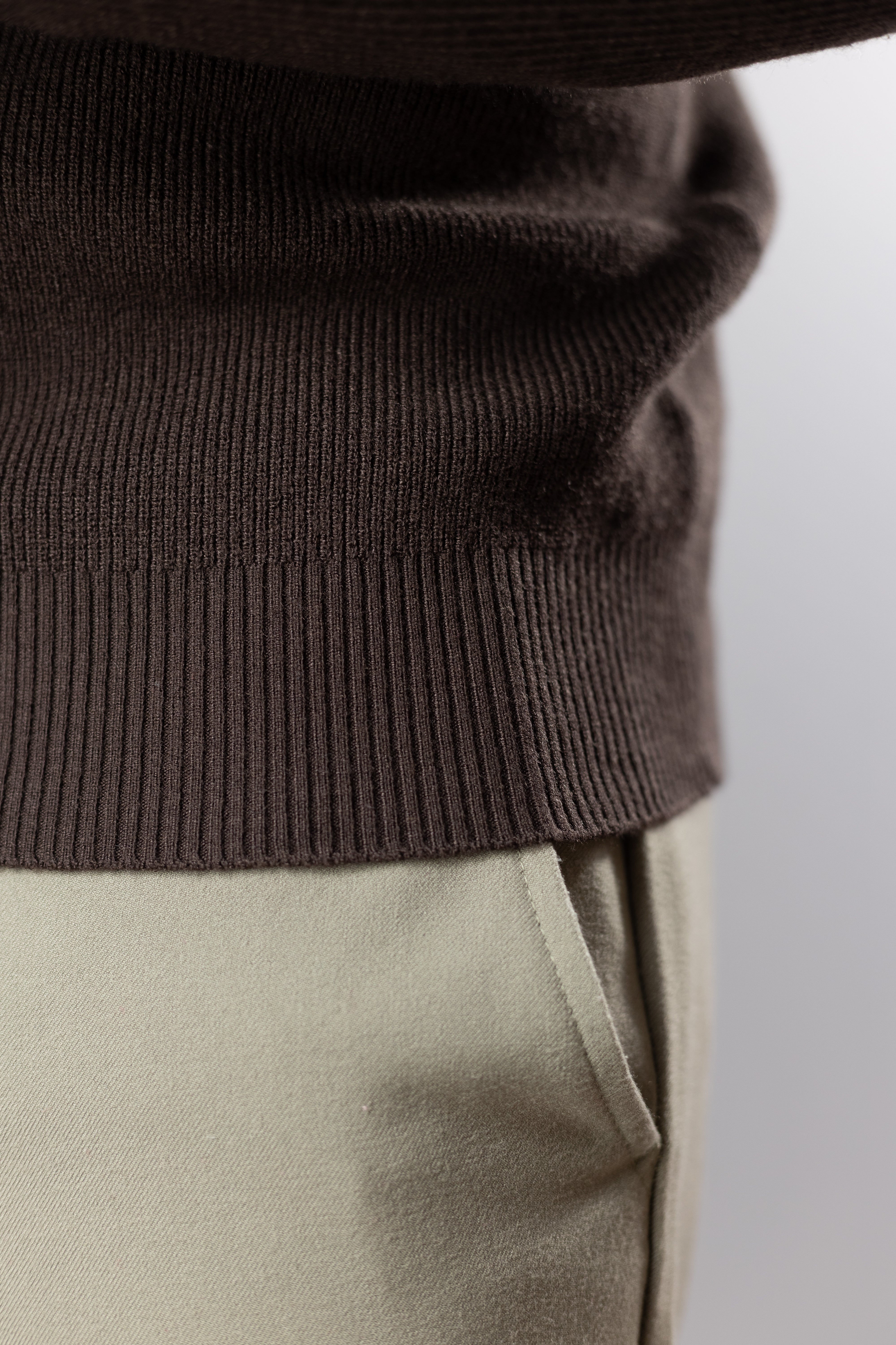 Blusa de Tricot Masculina com Zíper e Gola Alta Marrom Casual