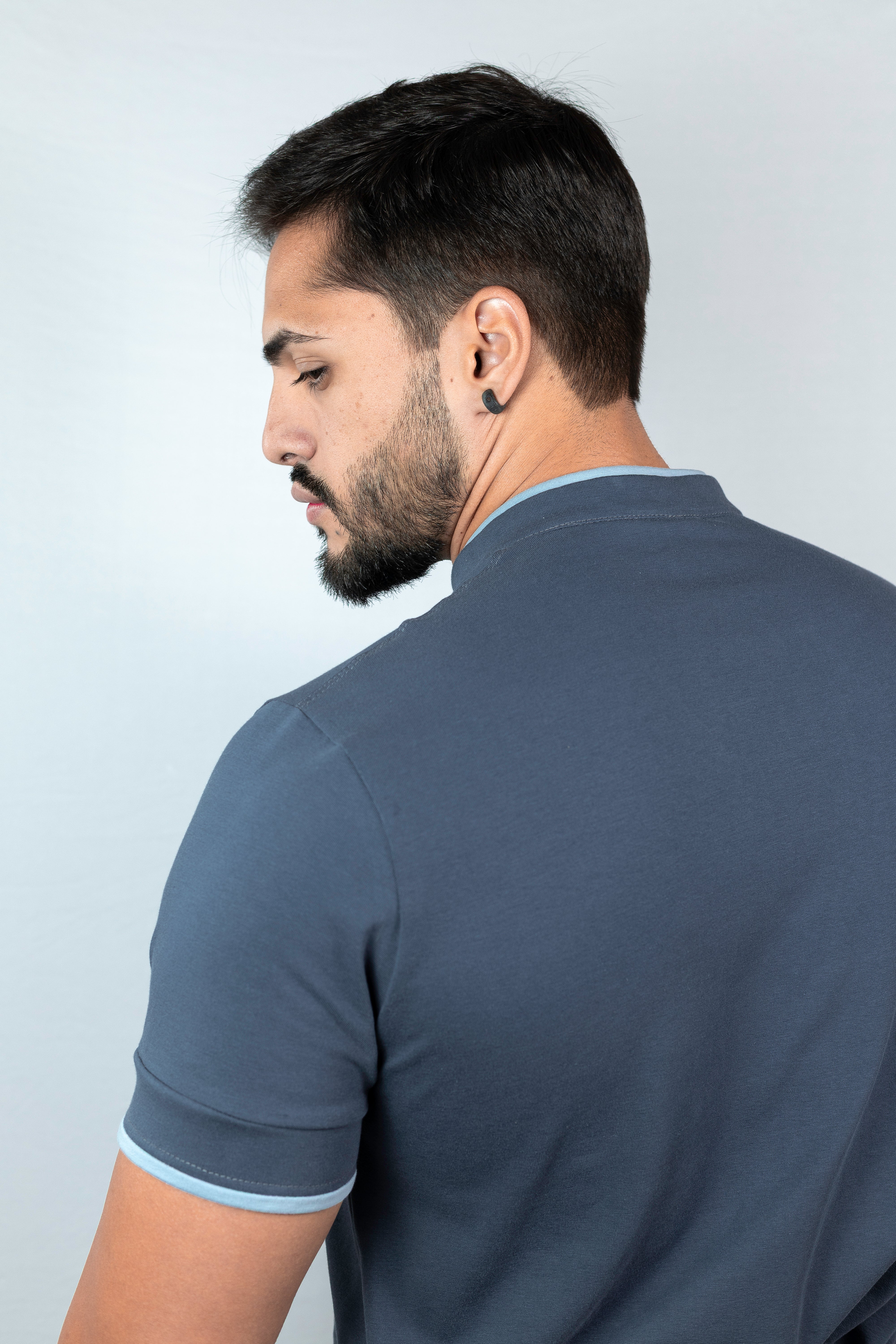 Camiseta Henley cinza com detalhes em azul bebe (gola padre) - Algodão Egípcio