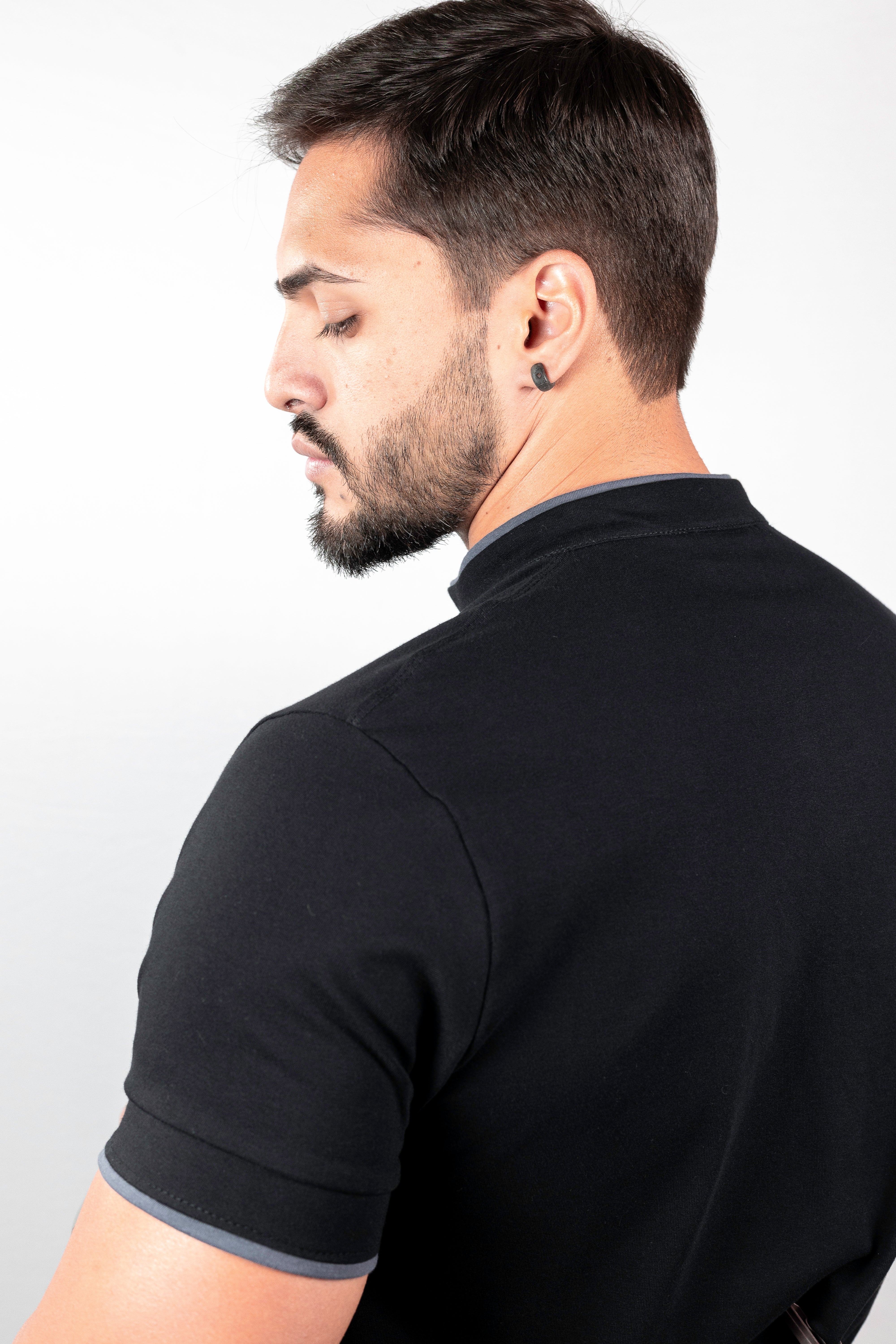 Camiseta Henley preta com detalhes em cinza (gola padre) - Algodão Egípcio