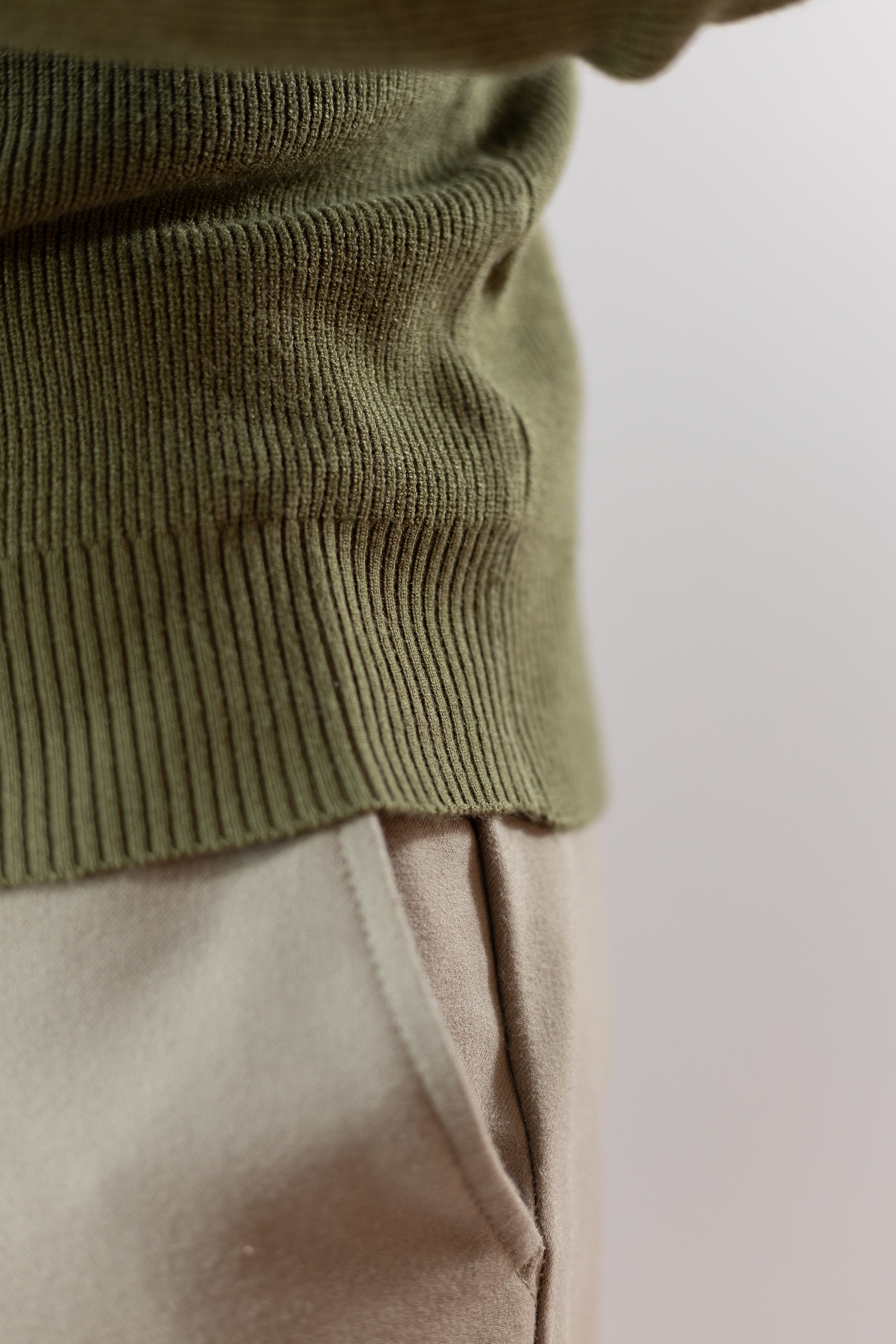 Blusa de Tricot Masculina com Zíper e Gola Alta Verde Casual