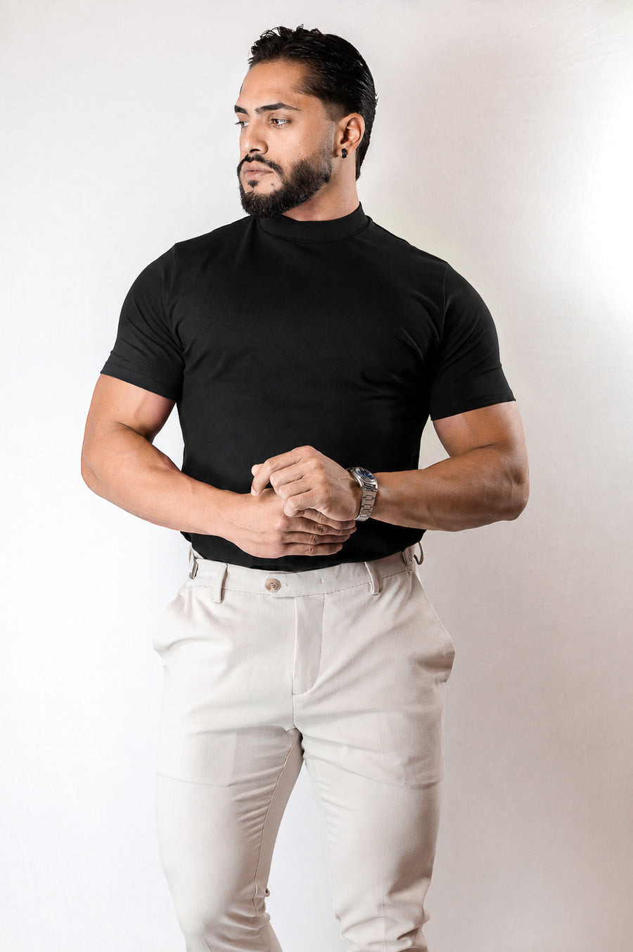 Look com gola alta preta e calça clara