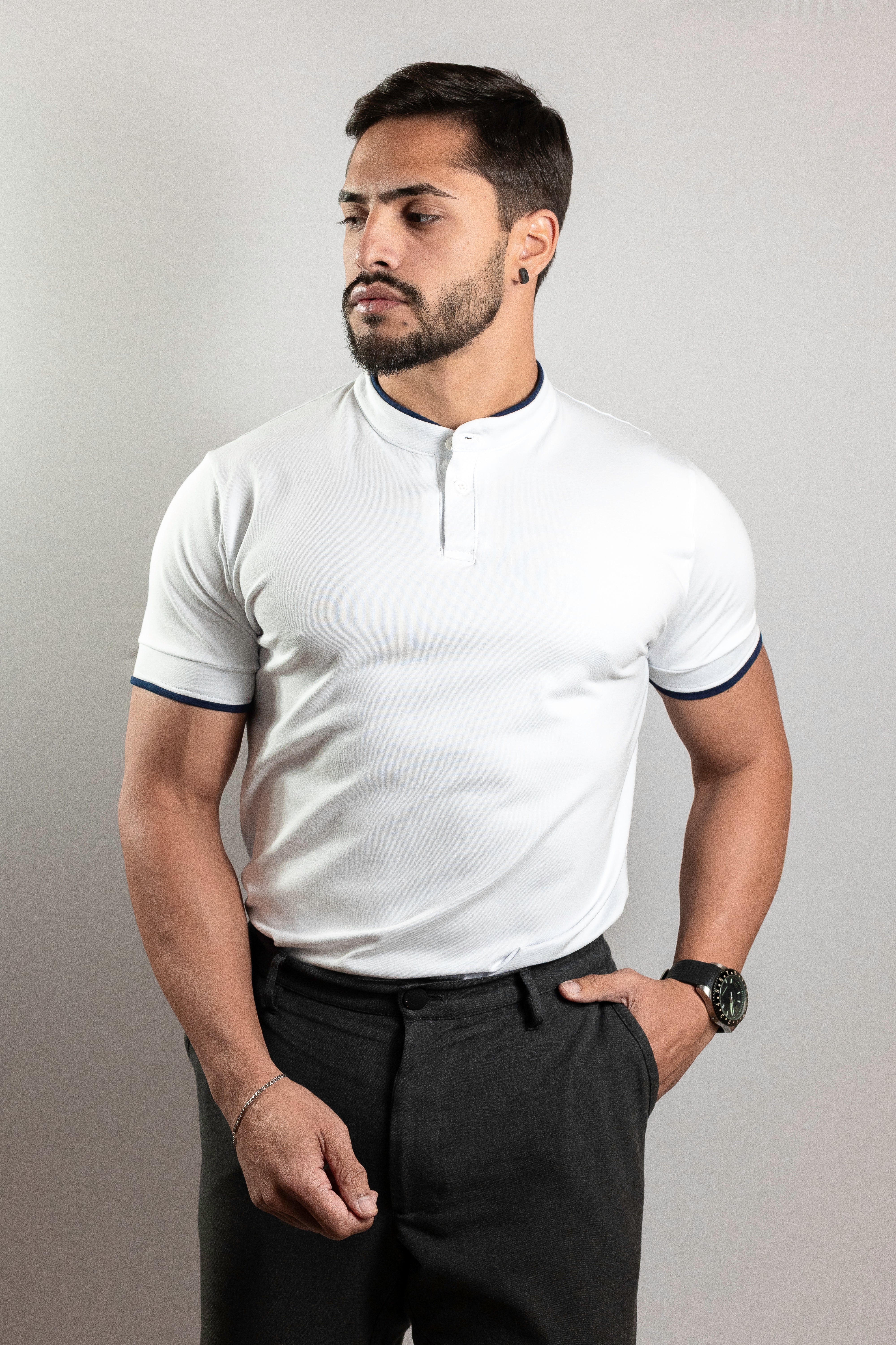 Camiseta Henley branca com detalhes em azul marinho (gola padre) - Algodão Egípcio