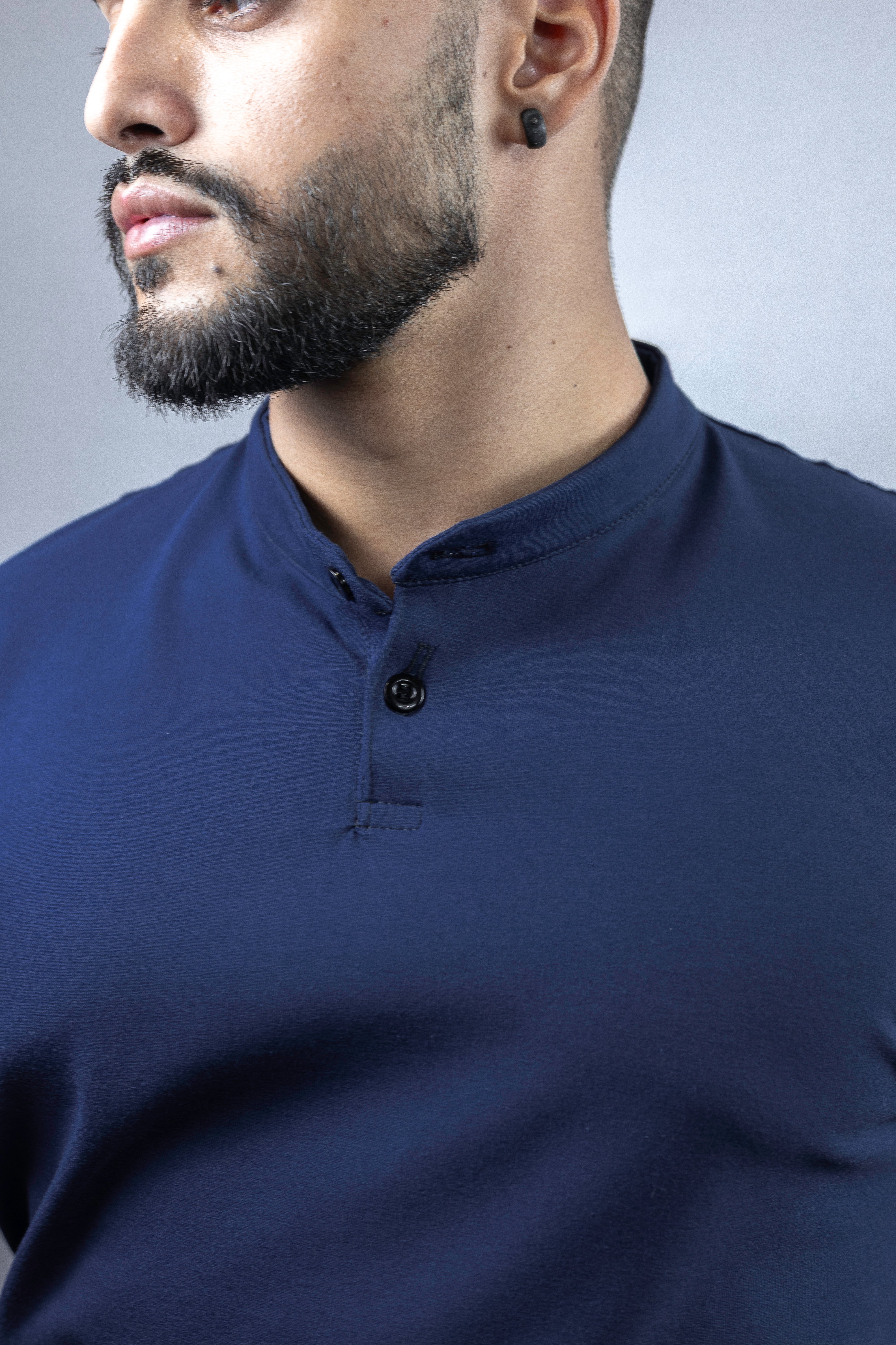 Camiseta Henley azul marinho (gola padre)  - Algodão Egípcio