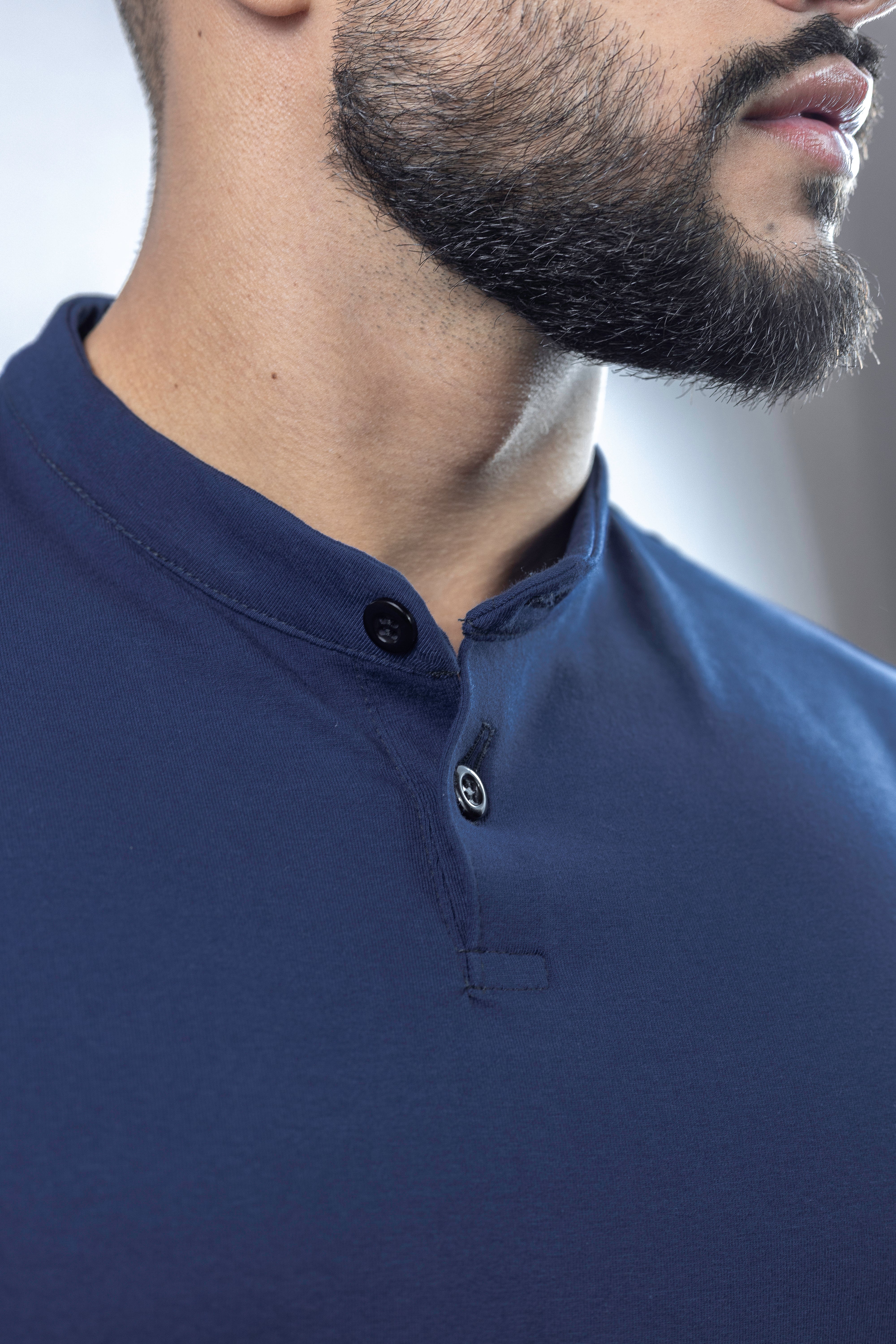 Camiseta Henley azul marinho (gola padre)  - Algodão Egípcio