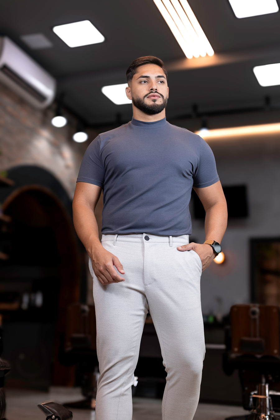 Look com camiseta cinza e calça clara